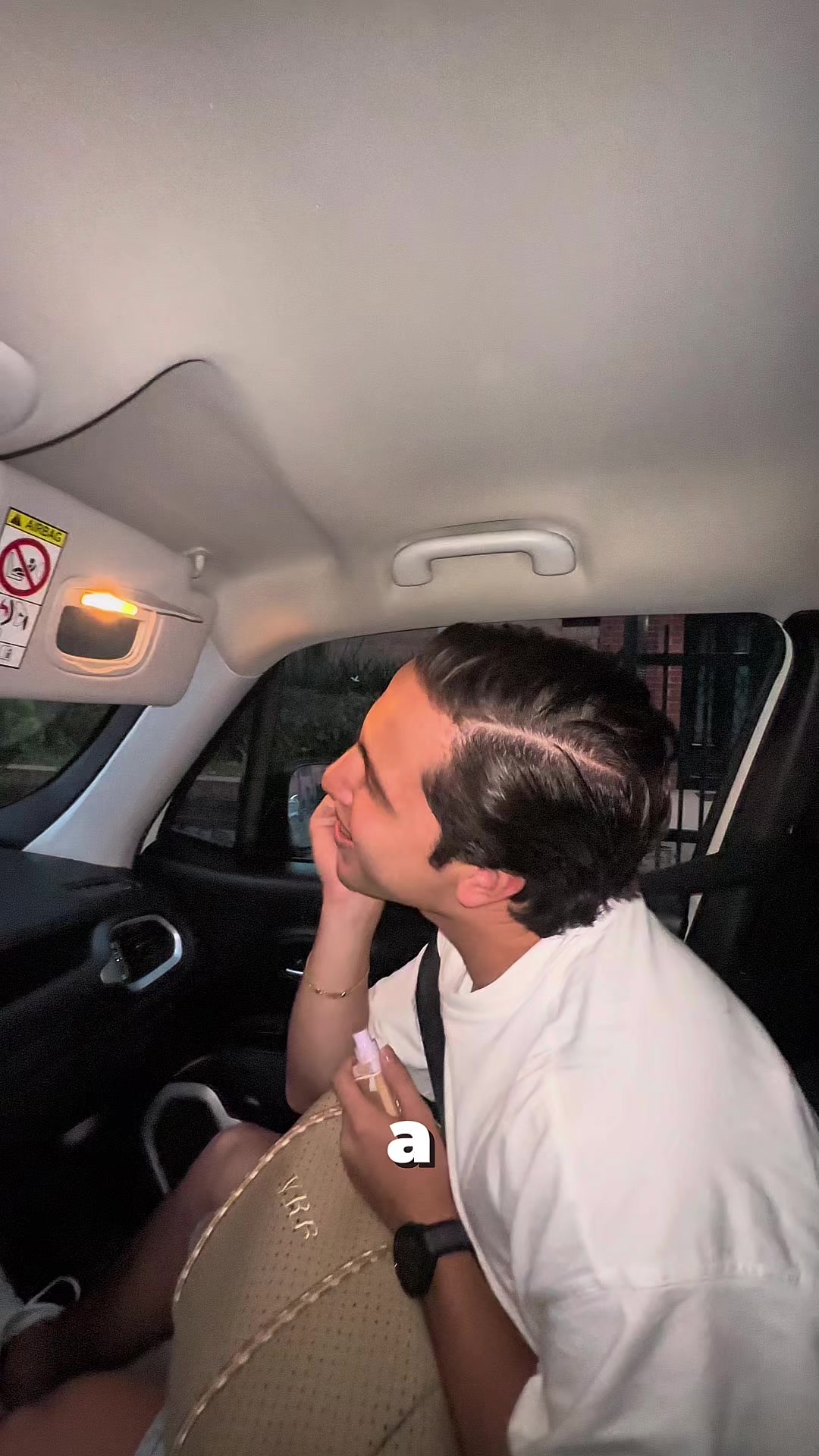 TikTok post by @charlieepah for L'Oreal Paris. Caption reads: Mi flaca vino configurada así de fábrica aunque la....