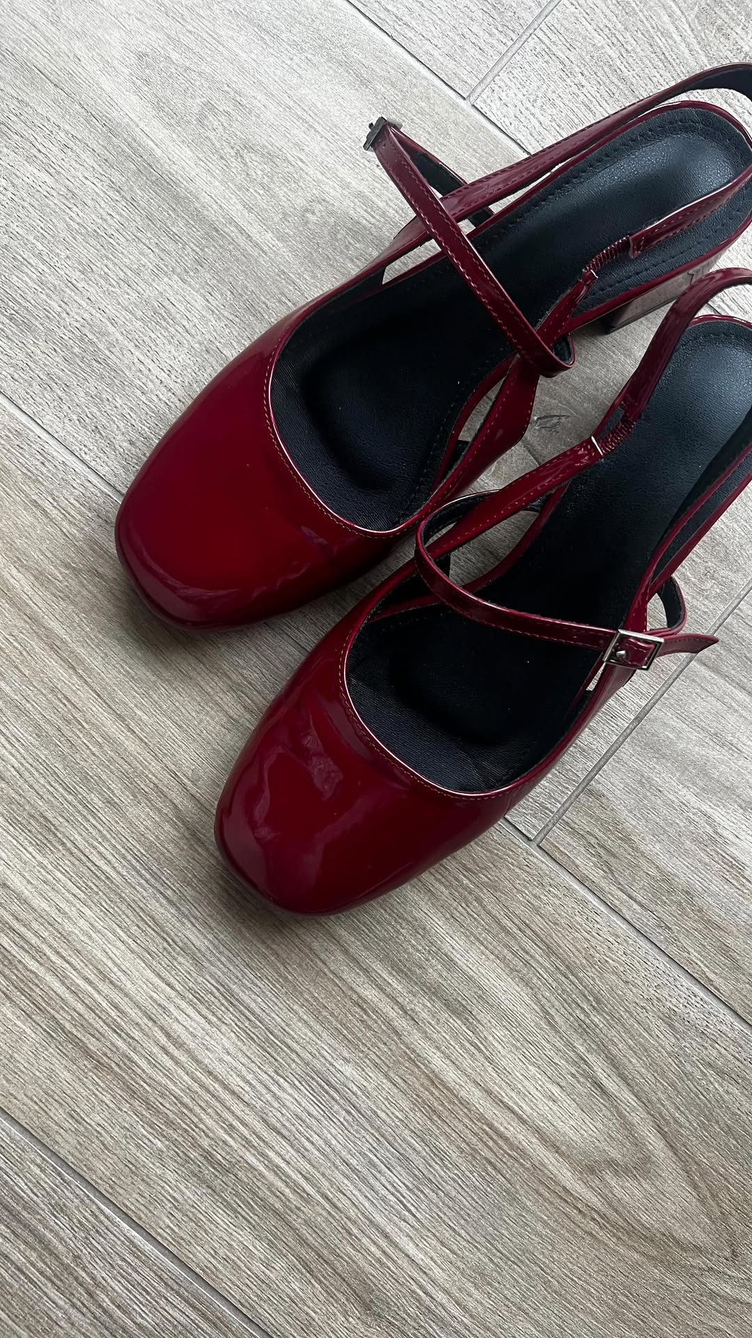 Instagram post by @bluenailgirl for Bellissima. Caption reads: GRWM VALENTINE OUTFIT 

Ho provato sui capelli la....