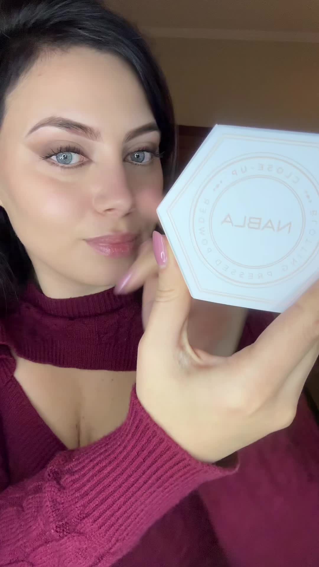 TikTok post by @naomideborahmessina for NABLA Cosmetics. Caption reads: [...] con sé per i ritocchi. @NABLA Cosmetics....