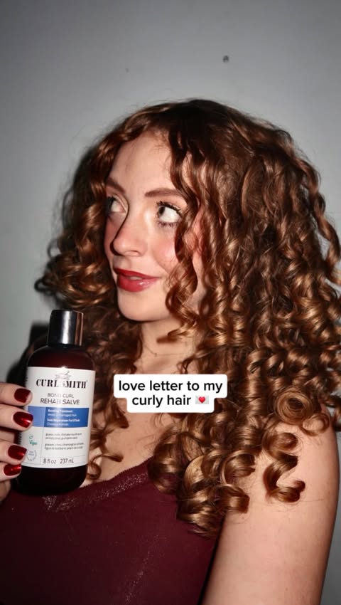 Instagram post by @mollysringlets for CURLSMITH. Caption reads: [...] seaweed hair 👉 today I’m using....