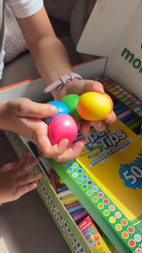 Instagram post by @7sottoaduntetto for Crayola. Caption reads: Globbles Lovers 🥰 #CrayolaMomentiCreativi....