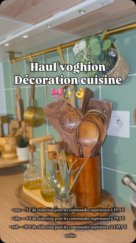 Instagram post by @sanabnh92 for Voghion. Caption reads: [...] رايكم بنات 🎀❤️ كل القطع من موقع....