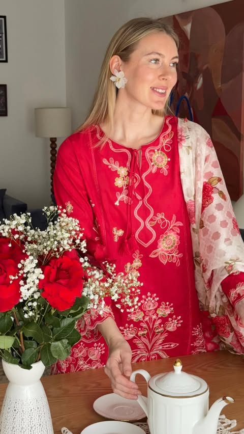 Instagram post by @daria_shatova for Sapphire. Caption reads: Wearing Ramzan Edit by @sapphirepakistan and....
