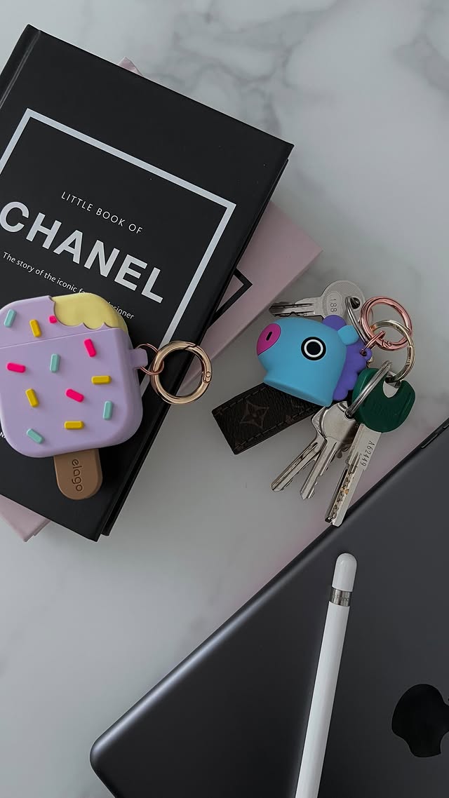 Instagram post by @carlamazzella for Elago. Caption reads: #unboxing My new favorite things 💘....