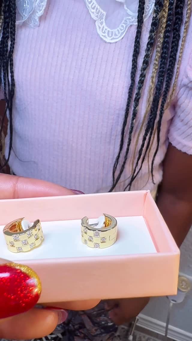 Instagram post by @cutebabiesviral for ana luisa. Caption reads: [...] with our exclusive earring from @analuisany....