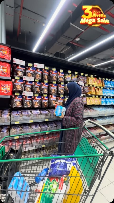 Instagram post by @dr.lubnafatima for LuLu Hypermarket. Caption reads: [...] to shop bigger and save bigger! LuLu....