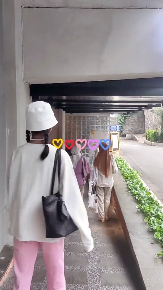 Instagram post by @maii.rahma for kumparan. Caption reads: Dateng ke eventnya @kumparancom X @vegetaherbal.id....