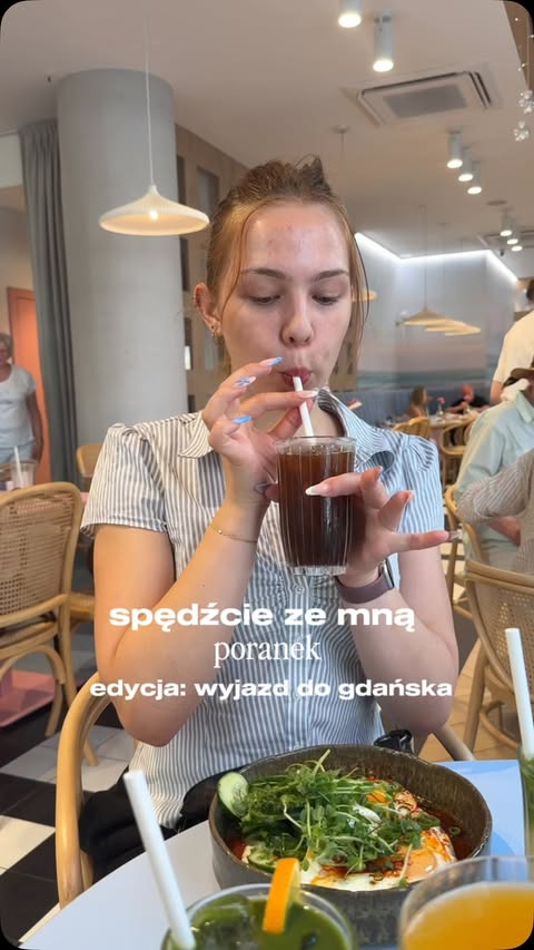 Instagram post by @growwithzuza for about-face beauty. Caption reads: [...] poranka w gdańsku z @douglas_polska....