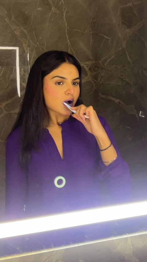 Instagram post by @anshikakaurs for Closeup. Caption reads: Thought my regular toothpaste used to whiten....