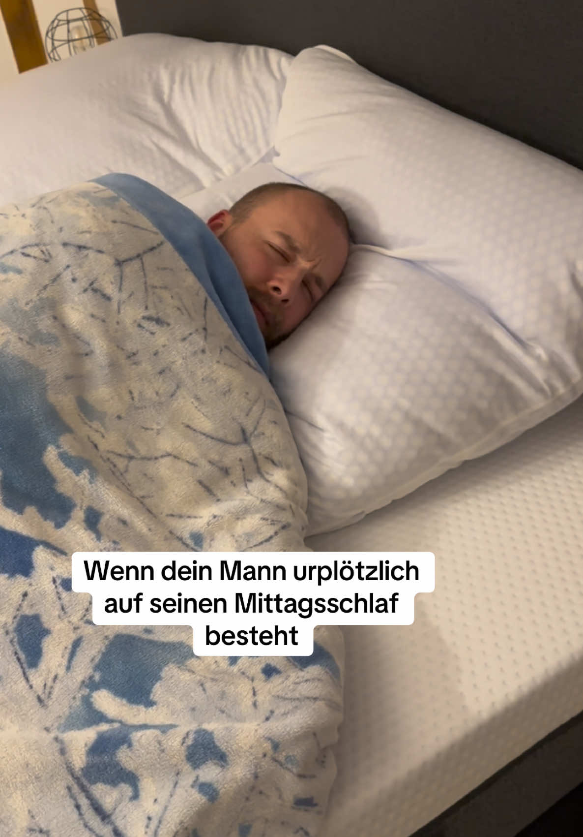 TikTok post by @zwei_generationen_chaos for Emma Sleep NL. Caption reads: Anzeige| @Emma Sleep DACH  Code: CHAOS  Für 5% on....