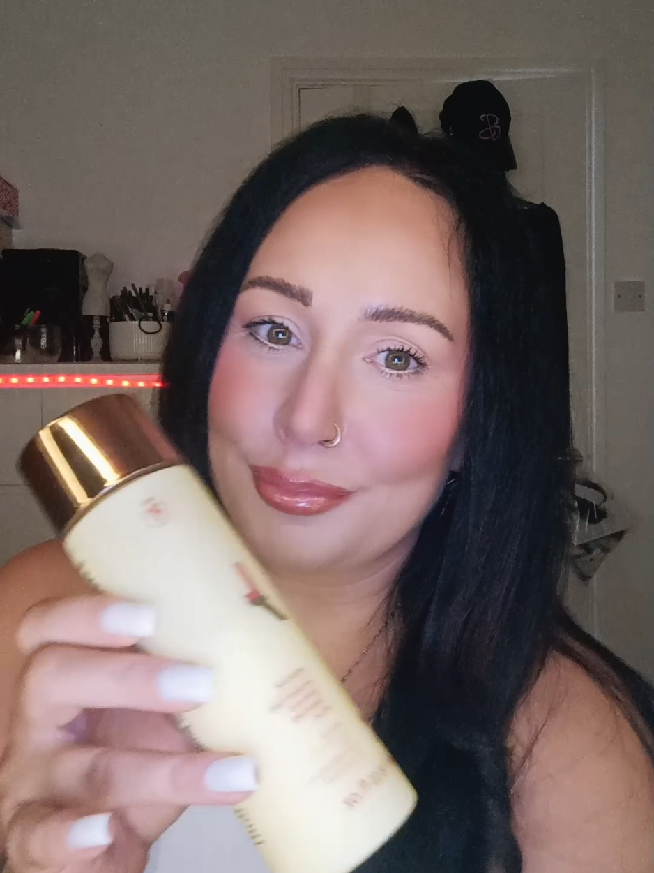 TikTok post by @mariasproductfinds for Lazy Tan. Caption reads: [...] 🤯 It hydrates WHILE it bronzes! ✨"@Lazy Tan....