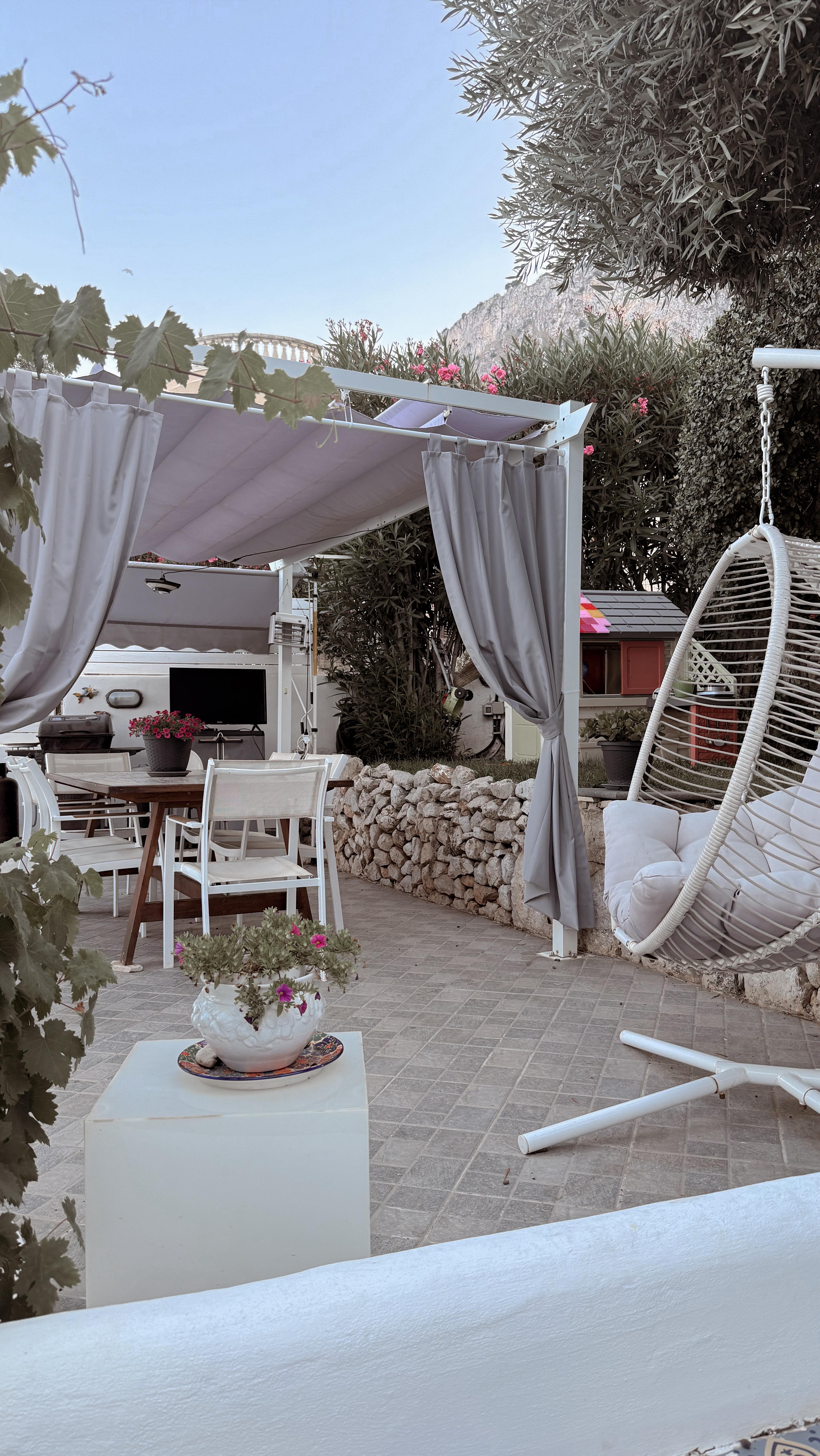 Instagram post by @mc_firstimemom for NEWBELLA. Caption reads: [...] ارتده واذهب!
FlexEase Slip-on بواسطة....