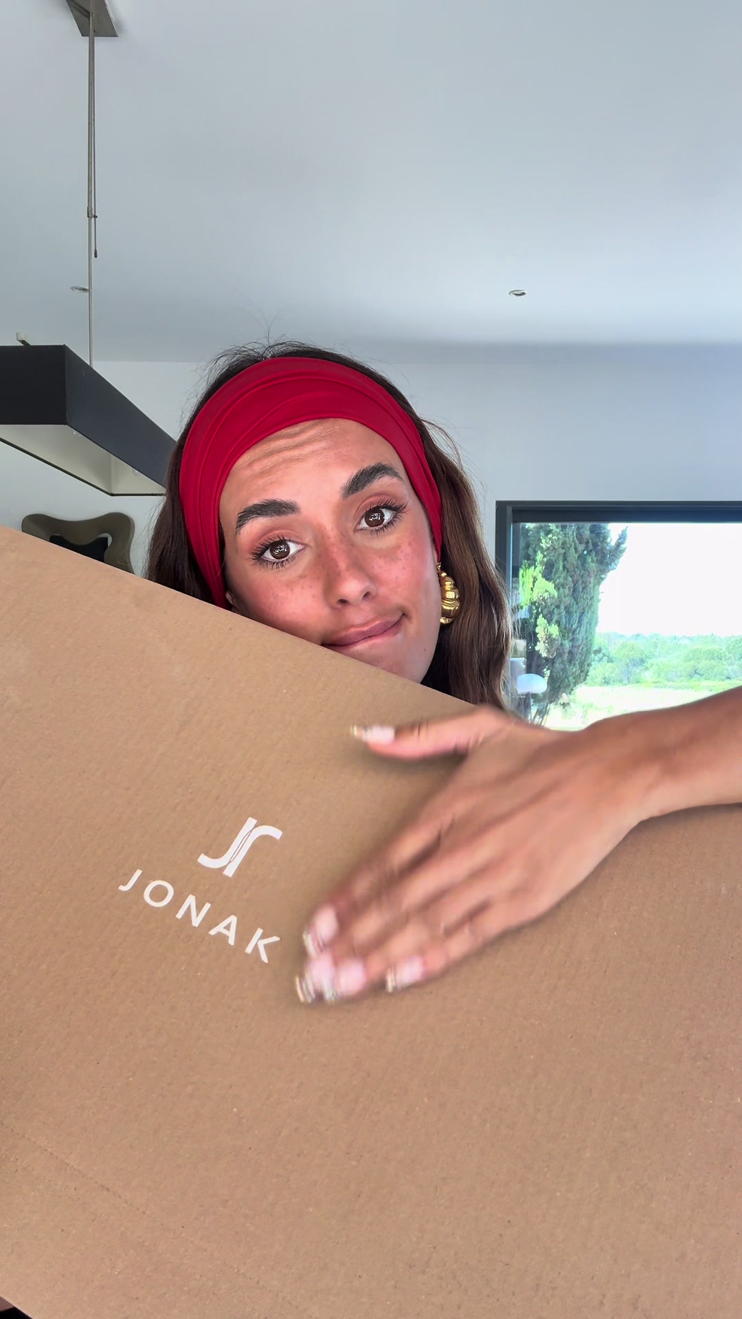 TikTok post by @hilonagos__off for Jonak. Caption reads: Merci @Jonak Paris  Produit offert .