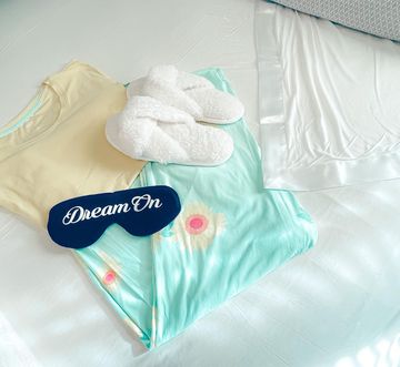 Instagram post by @lifewithmelissa1 for Everlasting Comfort. Caption reads: Do you sleep hot? 🛌 🥵

I know I do and in these....