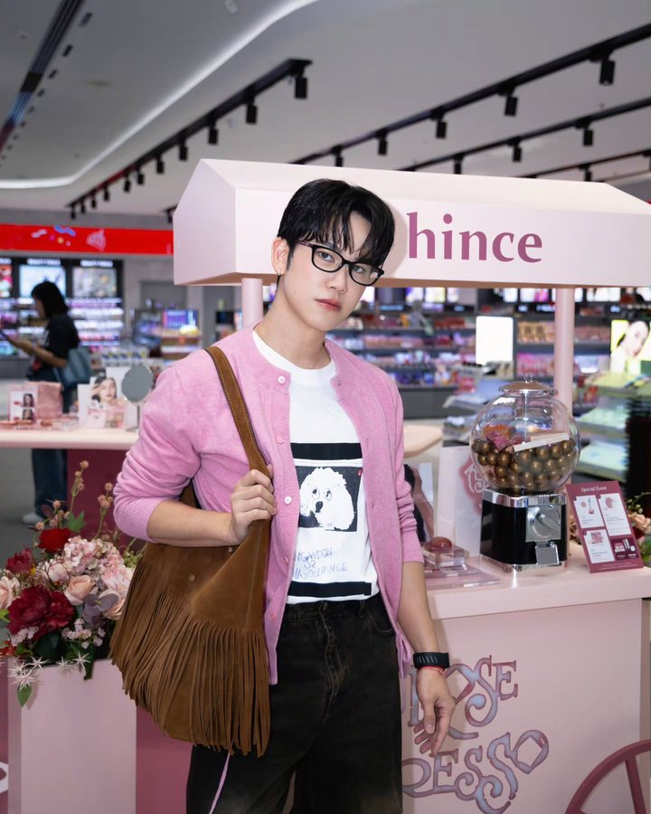 Instagram post by @agamous_wh for hince. Caption reads: hince ROSE PRESSO โทนใหม่สุดคลาสสิค 🤎
น้ำตาลเท่ ๆ....