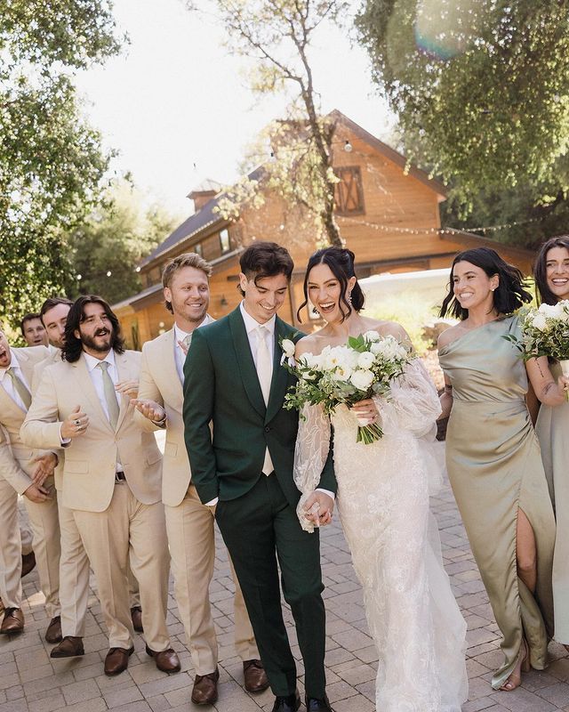 Instagram post by @paigeejenna for Show Me Your Mumu. Caption reads: [...] 
bridesmaids: @showmeyourmumu @mumuweddings....