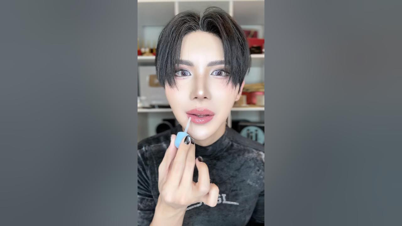 YouTube post by @makeupgyutae for Qoo10. Caption reads: 激バズり中🔥唇ぷっくり！韓国のプランピンググロスが可愛すぎた！！.