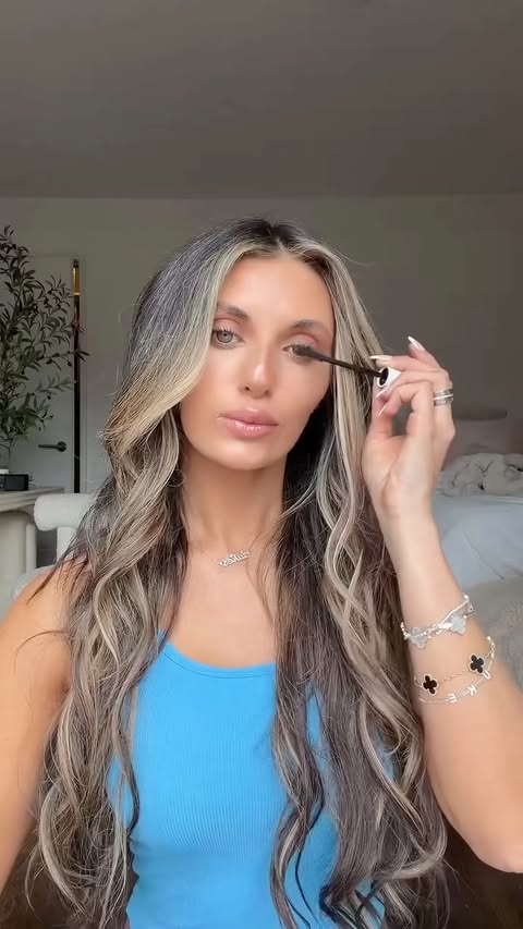 Instagram post by @zarahkelleher for ILIA. Caption reads: [...] box RIGHT to your door! #ad #IPSYpartner....
