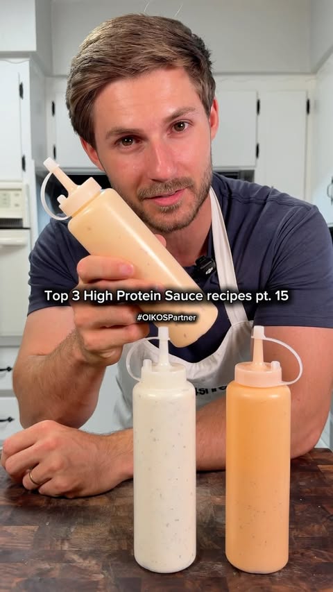 Instagram post by @hunt4shredz for Oikos Cooperação e Desenvolvimento. Caption reads: #OIKOSPartner 🔥 My Top 3 High Protein Sauce....