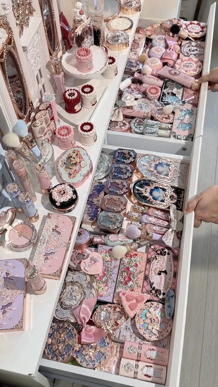 Instagram post by @leenasakura for Flower Knows. Caption reads: my flowerknows collection 🤍🤍

disclaimer: though....