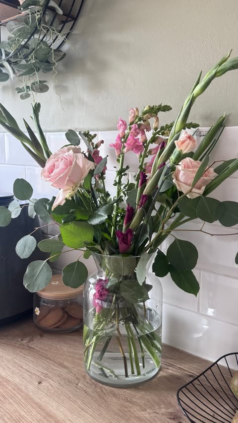 Instagram post by @thesinglemumdiaries_ for Freddie's Flowers. Caption reads: [...] the bloody flowers 🌷 I’ve loved my....
