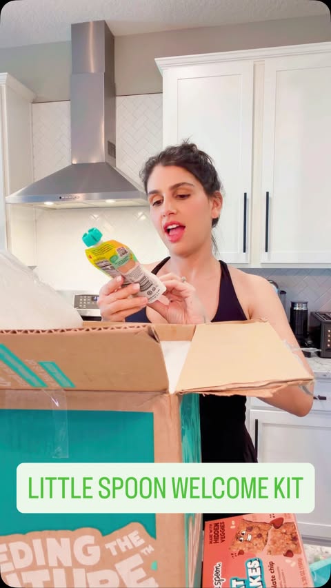Instagram post by @clau_barce for Little Spoon. Caption reads: [...] 😭👏 Unboxing our Welcome Kit from....
