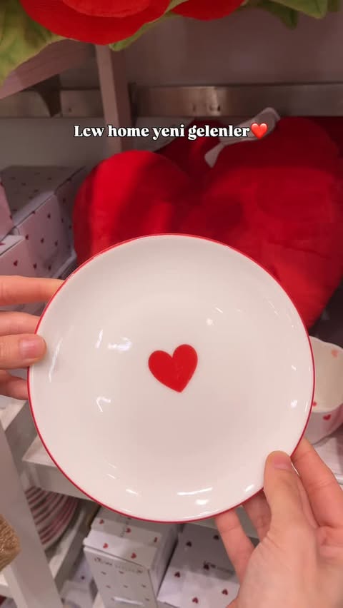 Instagram post by @mervelerdeeyiiiz for LCW Home. Caption reads: Lcw Home çıtayı arşa çıkarmış, ay bunlar ne❤️....