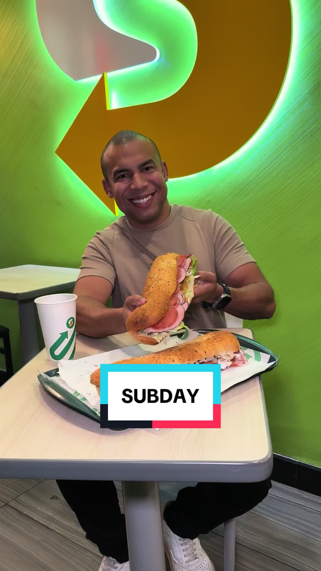 TikTok post by @curtebh for Subway. Caption reads: SUB DAY imperdível do @subwaybrasil nesta quarta. ....
