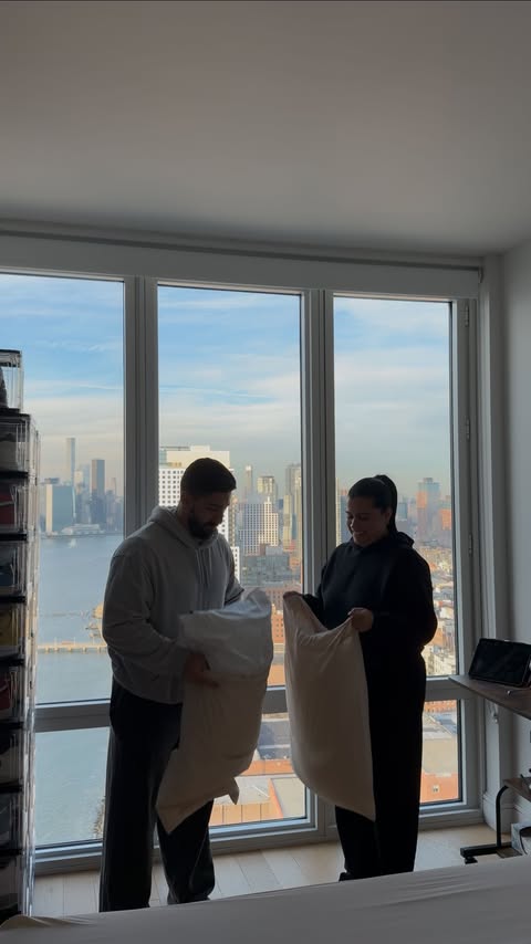 Instagram post by @aniessanavarro for downy. Caption reads: [...] laundromat for us = fresh sheets for him....