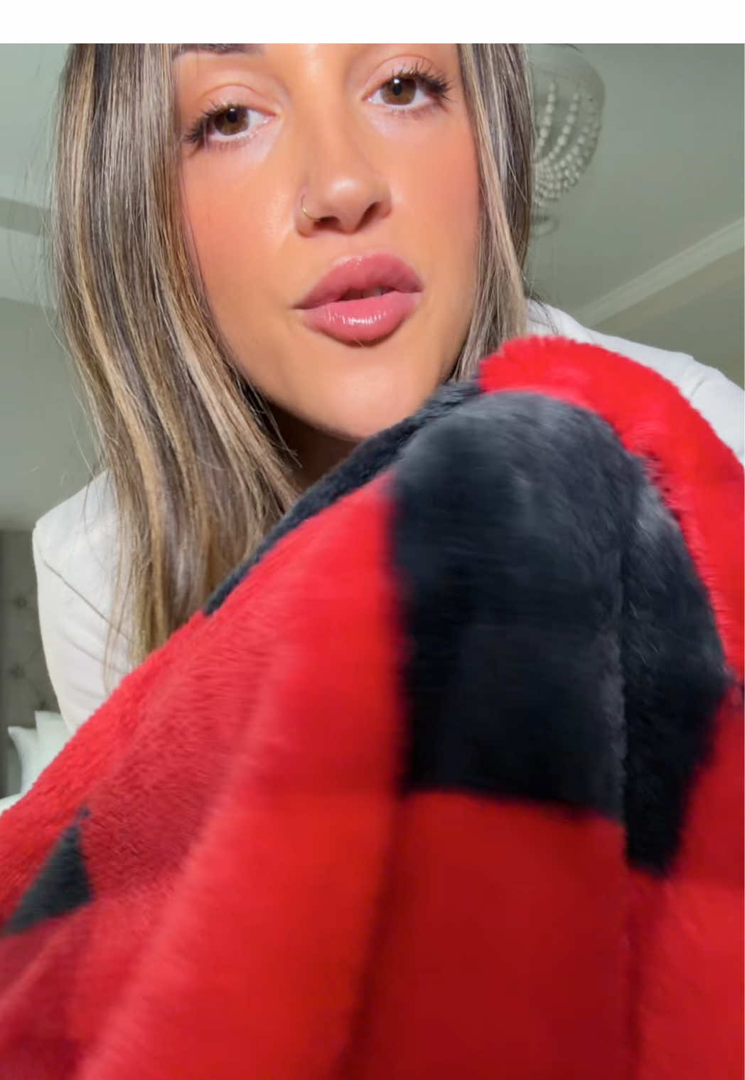 TikTok post by @heylianawood for Comfrt. Caption reads: [...] these blankets are a need 😍 @Comfrt.