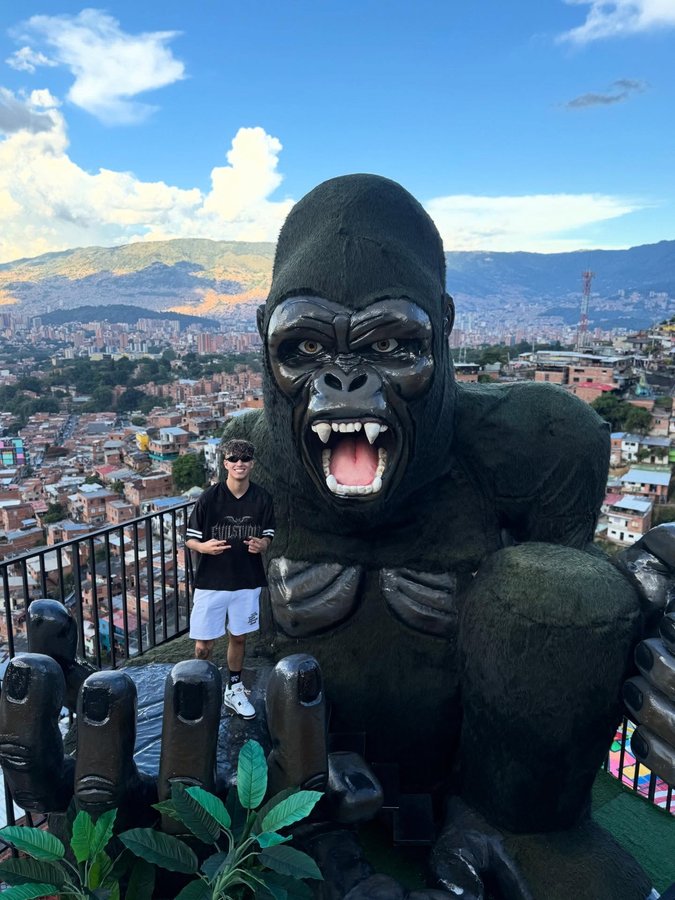 Instagram post by @elchiclereal for Kick. Caption reads: [...] Con Nostros Quien Contra Nosotros!....