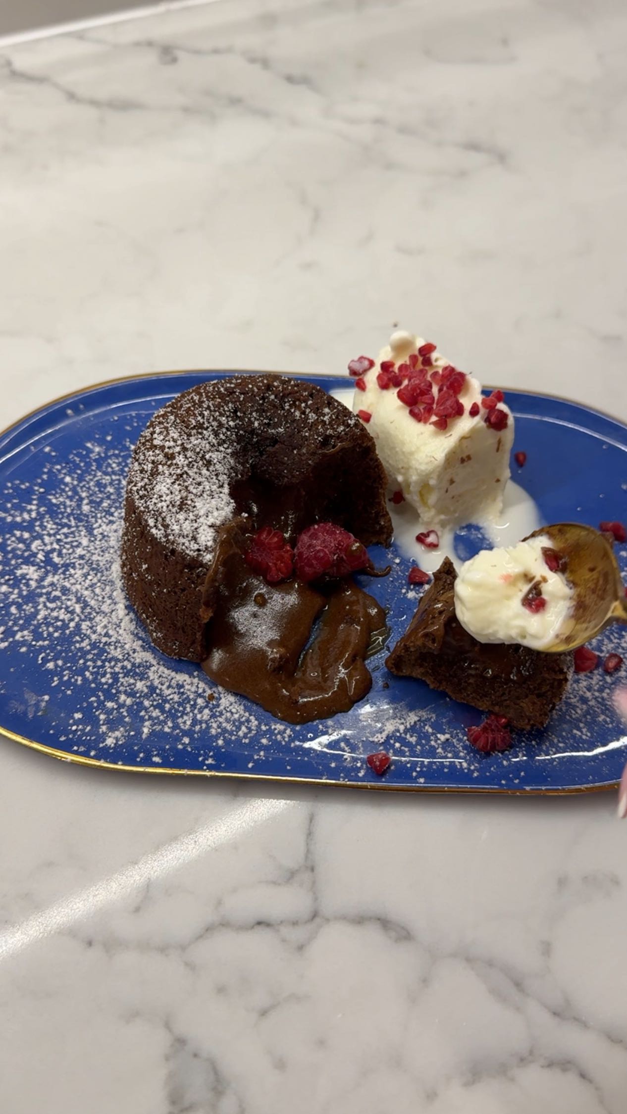 Instagram post by @laurenvlm for Valio. Caption reads: 🍫šokolaadi fondant
*9 fondanti kogus*
~50g pehmet....