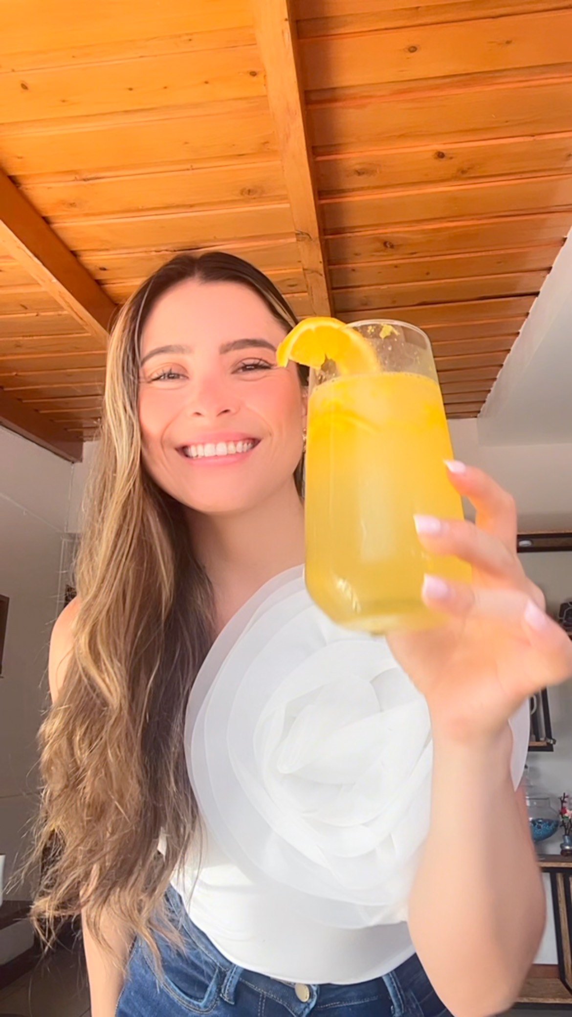 Instagram post by @marianela_rodriguez for Shangri-la. Caption reads: Aquí te traigo una receta de Naranjada Mineral....