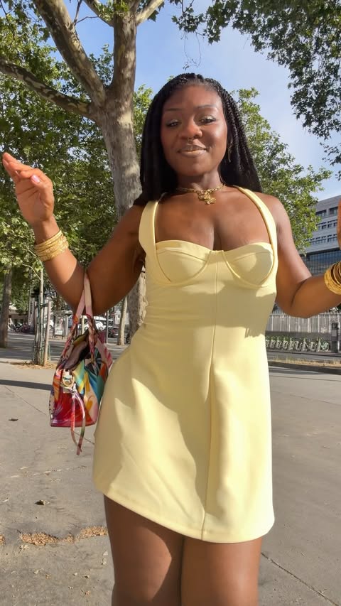 Instagram post by @sibyllete for Desigual. Caption reads: [...] pour la casita 🍋🧚🏾✨ Robe @zara Bag....