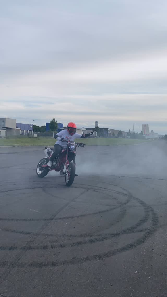 Instagram post by @moto.nico23 for MoltenCores. Caption reads: Combos or drifts?🔥 *werbung #drift #burnout....