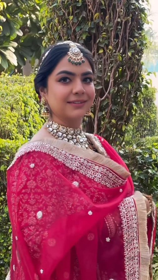 Instagram post by @makeovers_by_anchal for The Wedding Brigade. Caption reads: “Love the look of heavy earrings but hate the....