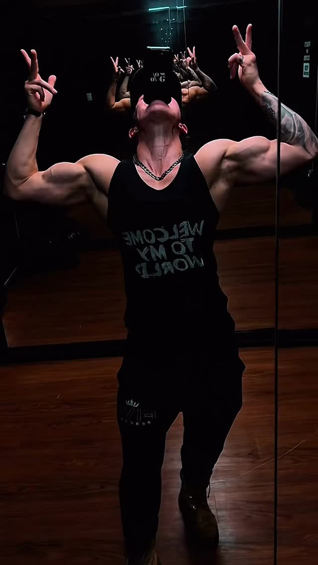 Instagram post by @emma_nent for 5% Nutrition. Caption reads: Smoke and mirrors 💪 I tried a new angle and liked....