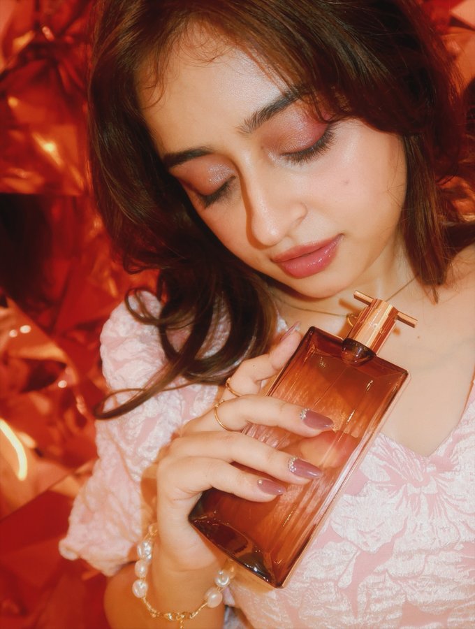 Instagram post by @vitastabhat for EL&N London. Caption reads: #Collab Power looks good in pink 💘 . .....