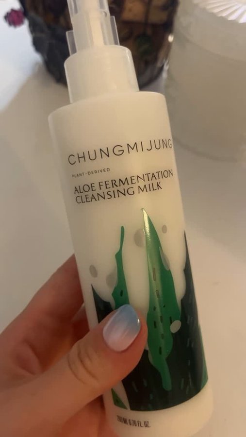 Instagram post by @mikaelabbeauty for CHUNGMIJUNG. Caption reads: @chungmijung_global sent me their Aloe....