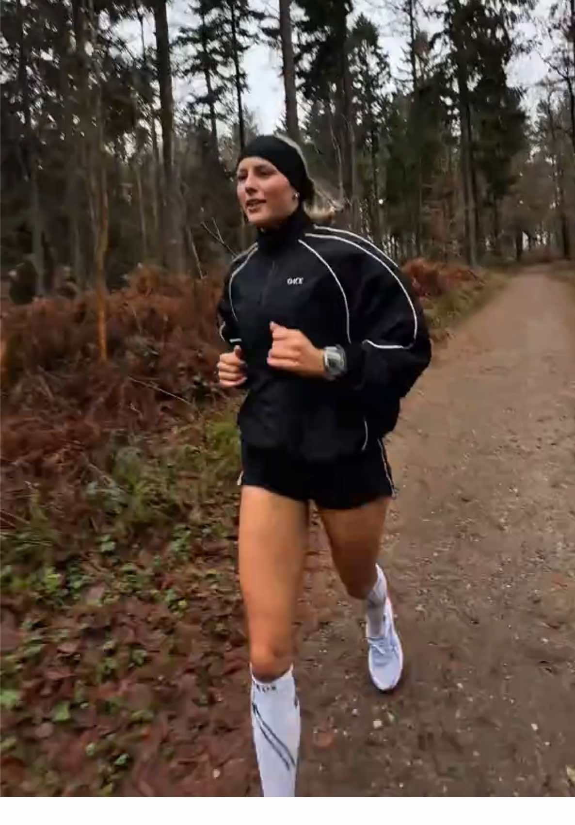 TikTok post by @fitmitdebbs for WHOOP. Caption reads: [...] & 4 Wochen gratis bei @WHOOP Macht ihr....