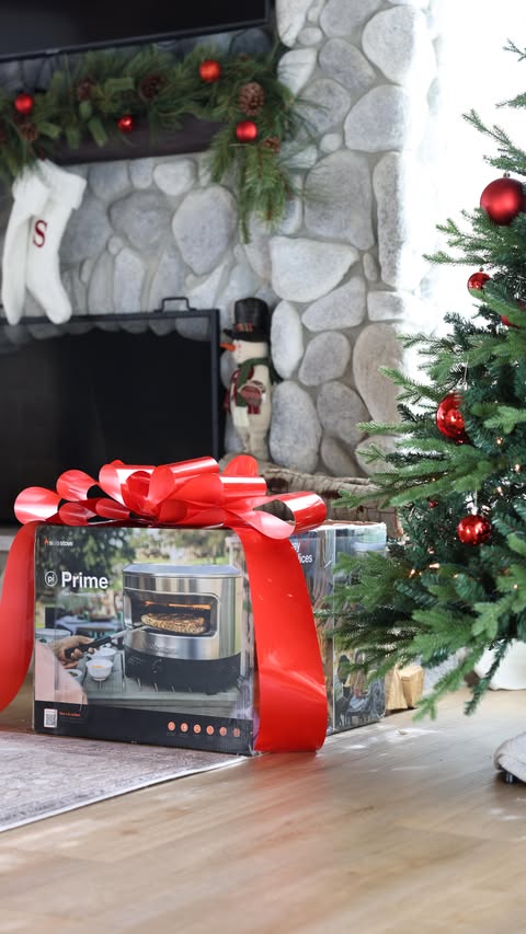 Instagram post by @shaynamarie for solostove. Caption reads: Who doesn’t want the gift of homemade pizza?! The....