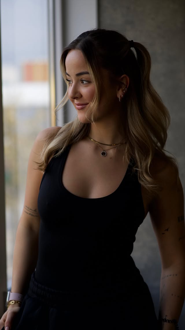 Instagram post by @real_sara_ for Smilodox. Caption reads: Train back with me and @smilodox 🤍 Use code:....