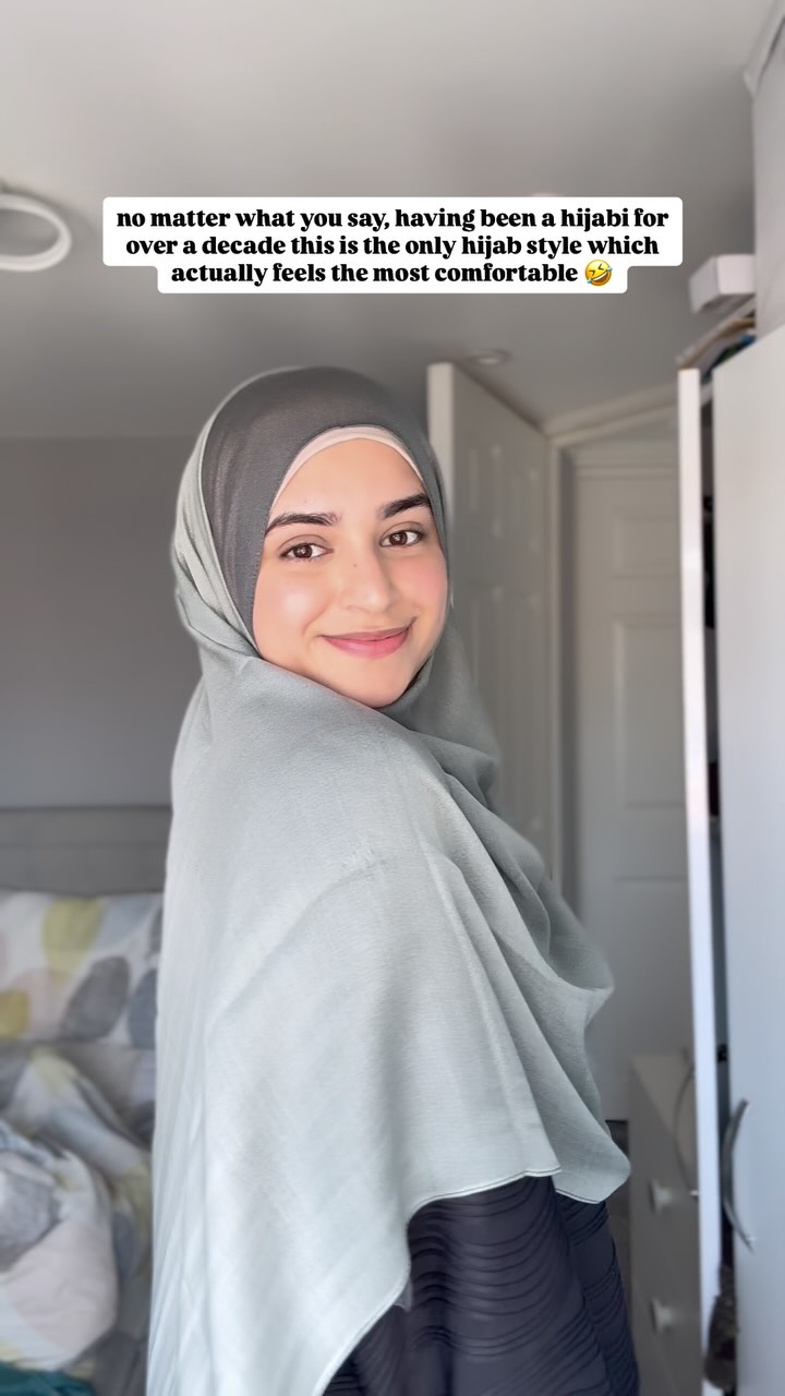 Instagram post by @azka.yasirr for VOILE CHIC. Caption reads: [...] girlies who love this style 🥰 

Hijab....