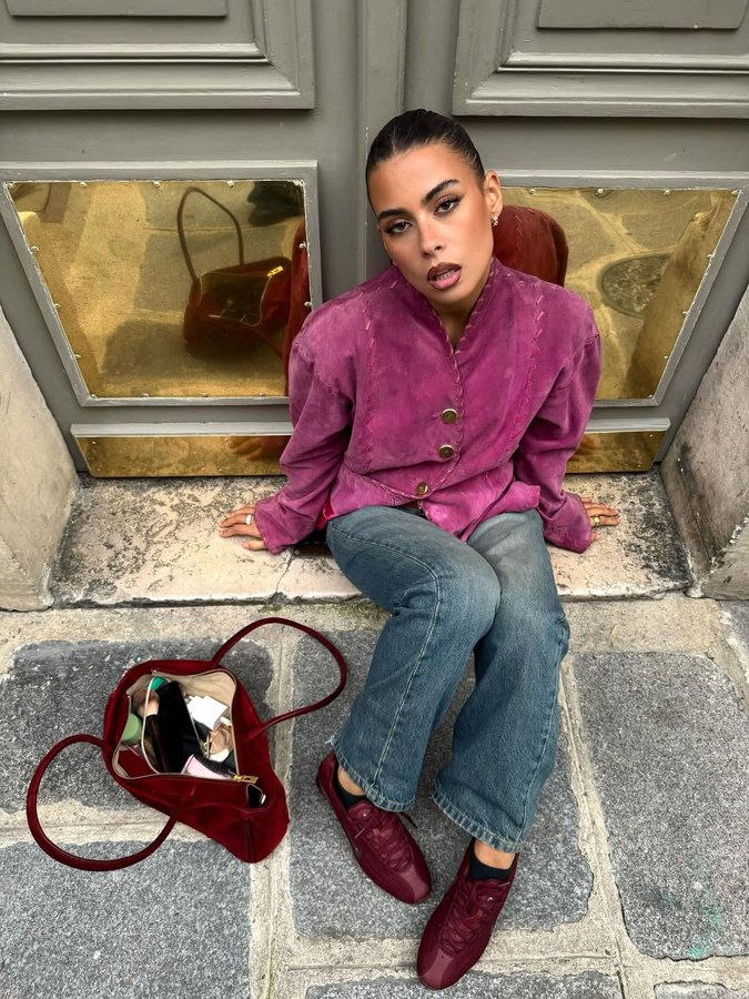 Instagram post by @gattoni.jd for Courir. Caption reads: How to wear the Nike Shok Z bordeaux @courir....