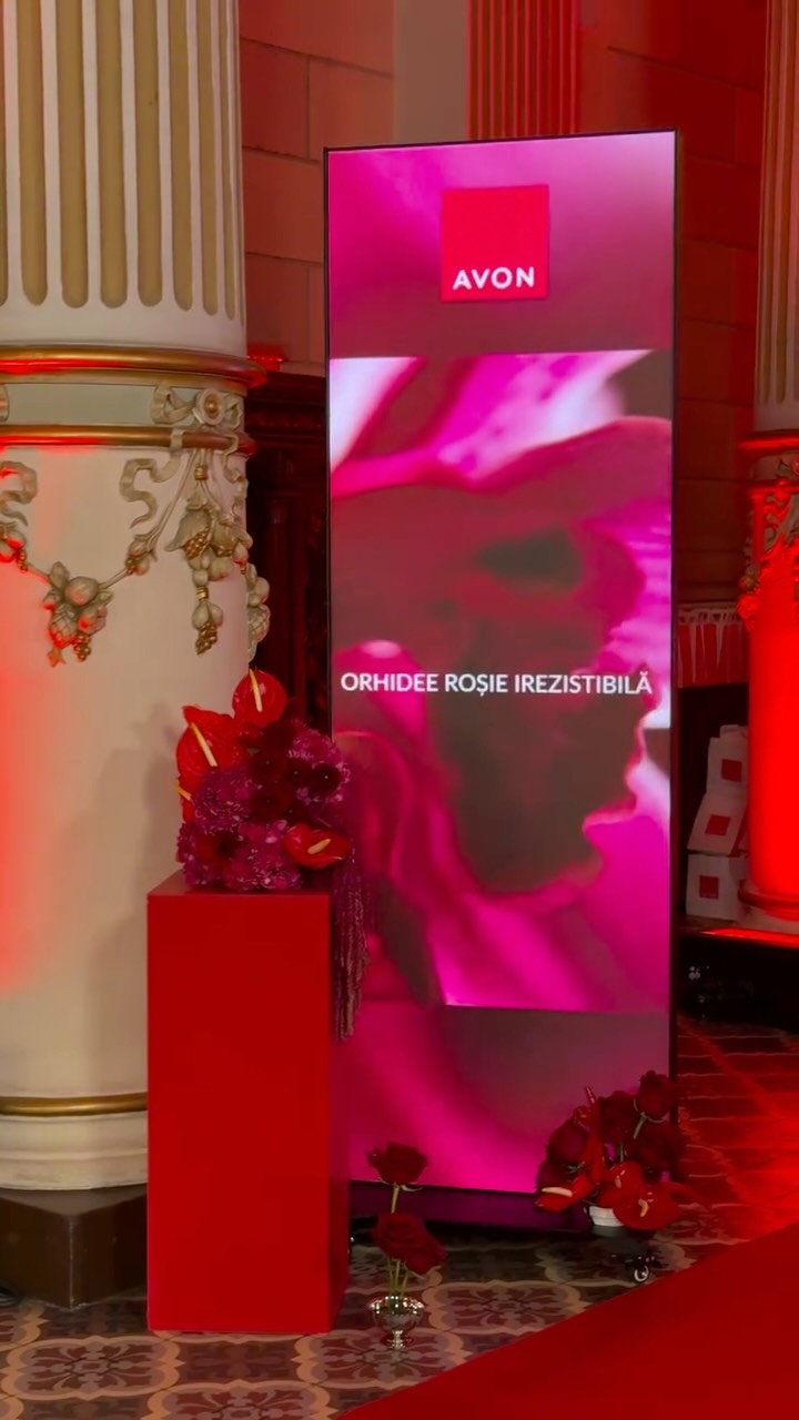 Instagram post by @setupstories for Avon Romania. Caption reads: ✨ Our little corner at @digitaldivasro bloomed....