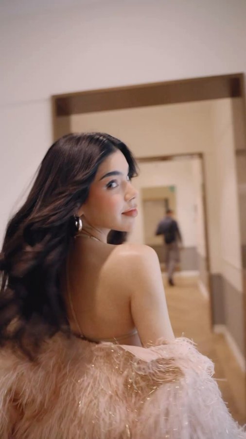 Instagram post by @erickmoreno for Pantene México. Caption reads: KENIA

Peinar a @KeniaOs para @CosmopolitanMX en....