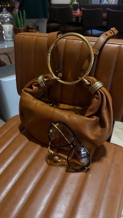 Instagram post by @goozdeyle for Massimo Dutti. Caption reads: 🤎

#winteroutfitideas reklam.