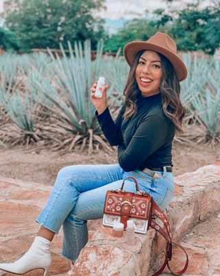 Instagram post by @txelizabeth for Mamonde. Caption reads: [...] 𝗄-𝖻𝖾𝖺𝗎𝗍𝗒. 𝖫𝗎𝖼𝗄𝗂𝗅𝗒, @mamonde_us....