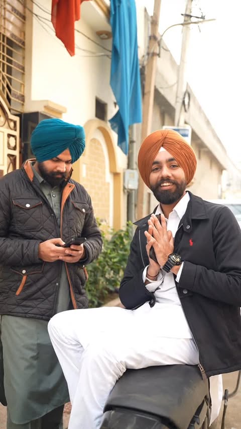 Instagram post by @imprabh_ for Paytm. Caption reads: [...] turn a little golden ✨ Friends, food & Paytm....