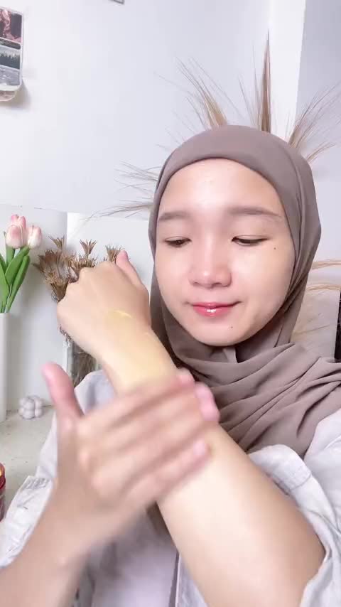 TikTok post by @pamelpam.s for Newlab. Caption reads: Pakenya sebadan badan biar auto cerah maksimal 😜....